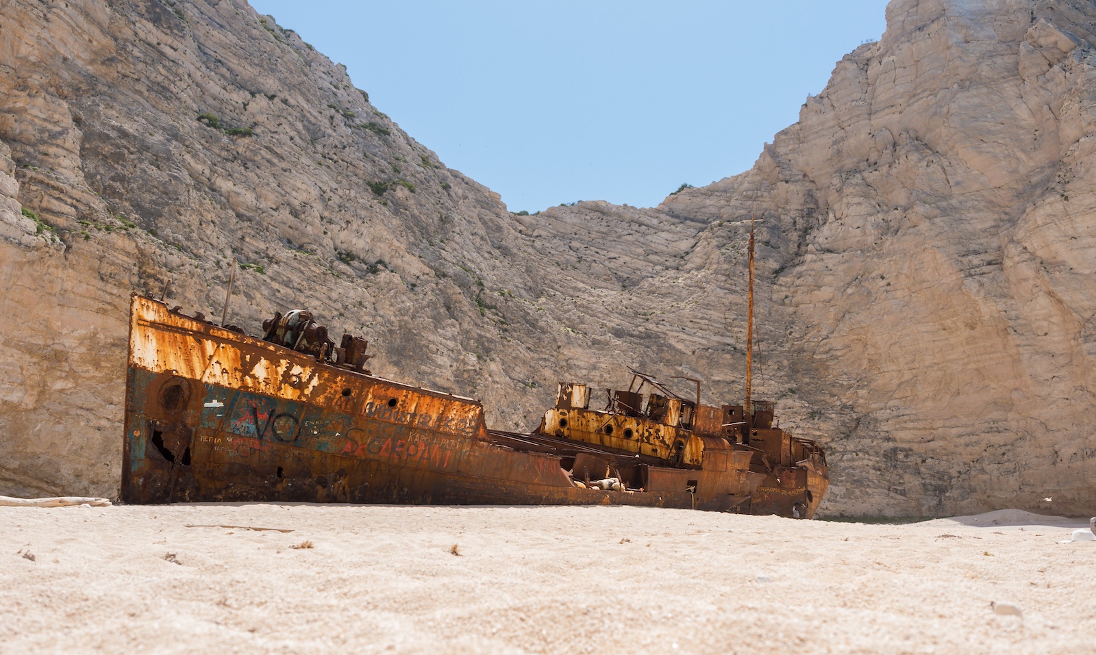 ΝΑΥΑΓΙΟ ΚΑΙ ΓΑΛΑΖΙΕΣ ΣΠΗΛΙΕΣ (με μικρο σκαφος) – Best Of Zante | Shipwreck, Blue Caves, Zakynthos beaches by boat